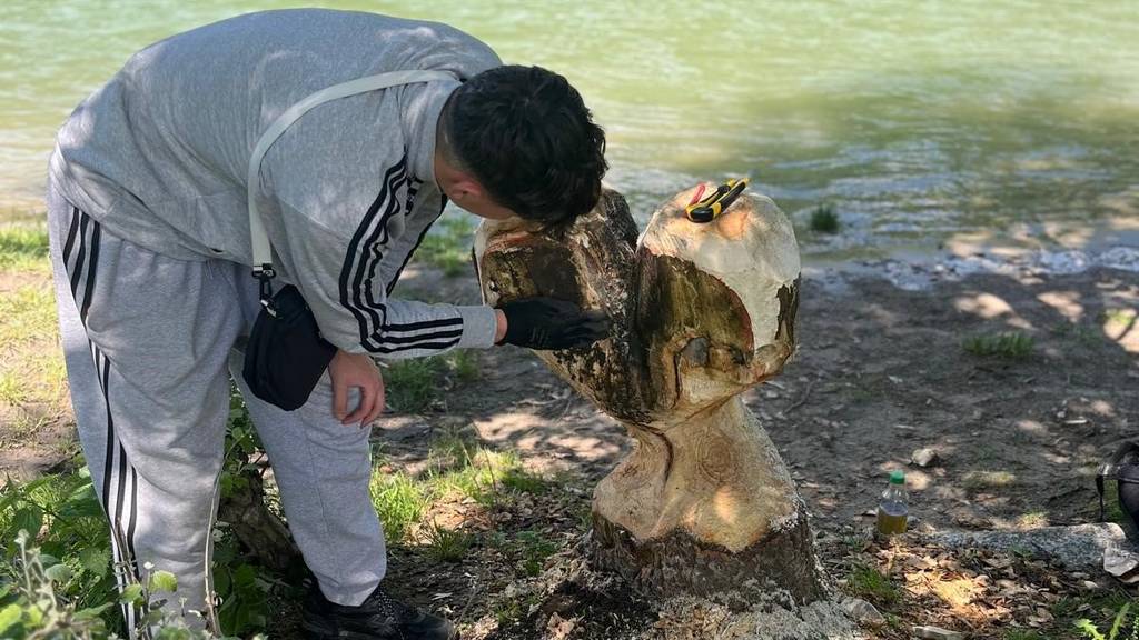 So ist das geschnitzte Holzherz im Eichholz entstanden