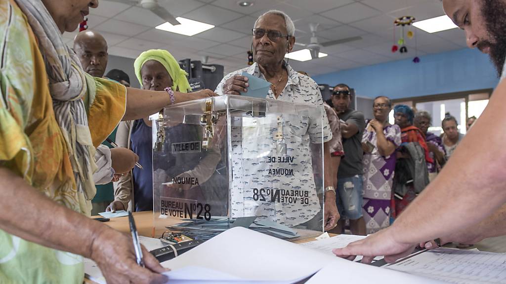 Ein Mann gibt während eines Referendums seine Stimme ab. Das französische Überseegebiet Neukaledonien stimmt am Sonntag zum zweiten Mal nach 2018 über seine Unabhängigkeit ab. Foto: Mathurin Derel/AP/dpa