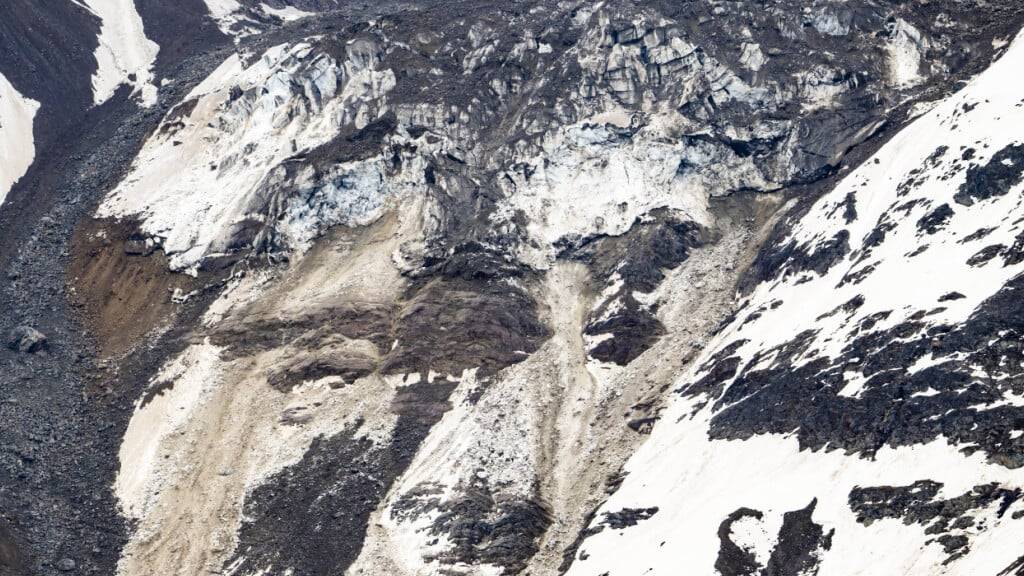 Im Bergsturzgebiet von Blatten VS kommt es immer häufiger zu Gletscherabbrüchen.