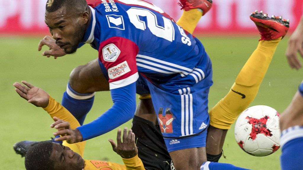 Ivorer im Spitzenspiel der Super League unter sich: YB-Stürmer Roger Assalé im Duell mit dem Basler Torschützen Geoffroy Serey Die