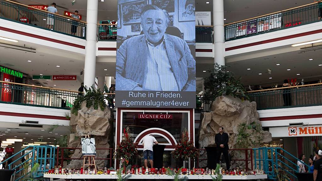 ARCHIV - Ein Mann trägt sich unter einem riesigen Porträt des verstorbenen Wiener Unternehmers Richard Lugner ins Kondolenzbuch im Atrium der Lugner City ein. Foto: Tanja Ungerböck/APA/dpa