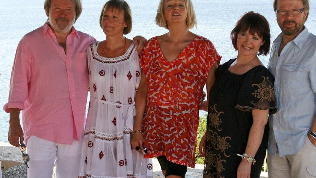 Sie lassen sich noch etwas Zeit mit den neuen Songs: Benny Andersson, Agnetha Fältskog, Anni-Frid Lyngstad und Björn Ulvaeus (mit im Bild Anderssons Ehefrau Mona Nörklit, Zweite von rechts). (Archivbild)