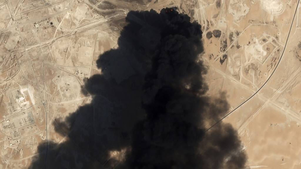 Eine Satellitenaufnahme zeigt den schwarzen Rauch, der über dem Abkaik Öl-Feld von Saudi Aramco aufsteigt. (Archivbild)