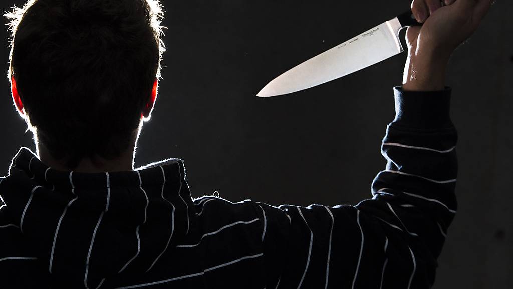 In Zürich sind am Freitagabend das Lokal eines Pizzakuriers und eine Kiosk von Unbekannten ausgeraubt worden. In beiden Fällen drohten die Räuber mit Stichwaffen. (Symbolbild)