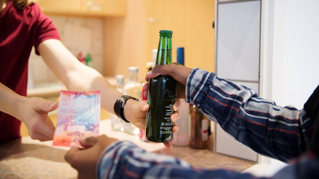 Alkoholkauf ohne Ausweiskontrolle: In Wengen haben die erfolgreichen Testkäufe wieder zugenommen. (Symbolbild)