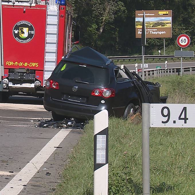 Autofahrer (31) stirbt bei Frontalkollision mit LKW in Thayngen 
