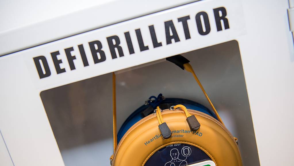 Ein Schränkchen mit einem Defibrillator. In Großbritannien hat ein Rettungssanitäter lebensrettende Defibrillatoren gestohlen und für Tausende Pfund im Internet verkauft. Dafür verurteilte ein Gericht in Liverpool den 48-Jährigen am Freitag zu drei Jahren Haft. 