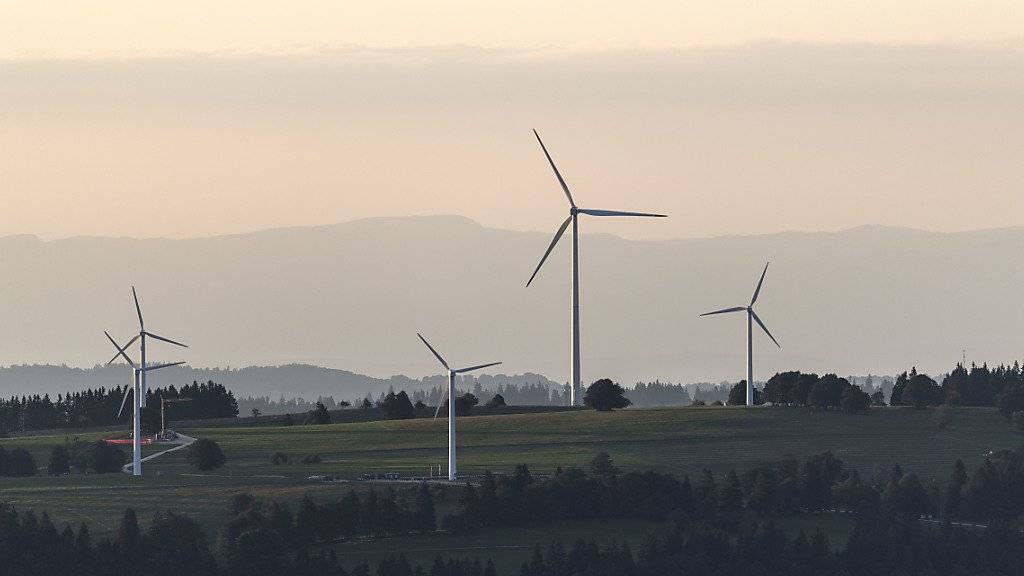 Noch sind in der Schweiz wenige Windräder zu sehen. Das muss sich nach Meinung der Schweizerischen Energie-Stiftung bald ändern. (Archiv)