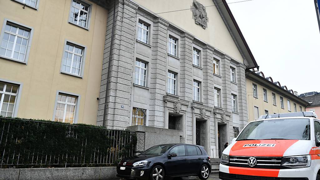 Das Zürcher Bezirksgericht hat am Mittwoch einen 37-Jährigen wegen Mordes verurteilt: Er hatte in einem Auto, das auf einem Parkplatz in Schwamendingen stand, eine 66-Jährigen erschossen. (Symbolbild)