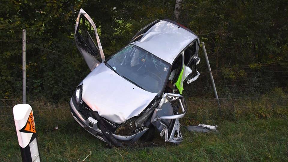 Der 49-jährige Autofahrer wurde aus dem Auto geschleudert und verletzte sich dabei schwer. (Bild: Kapo SG)