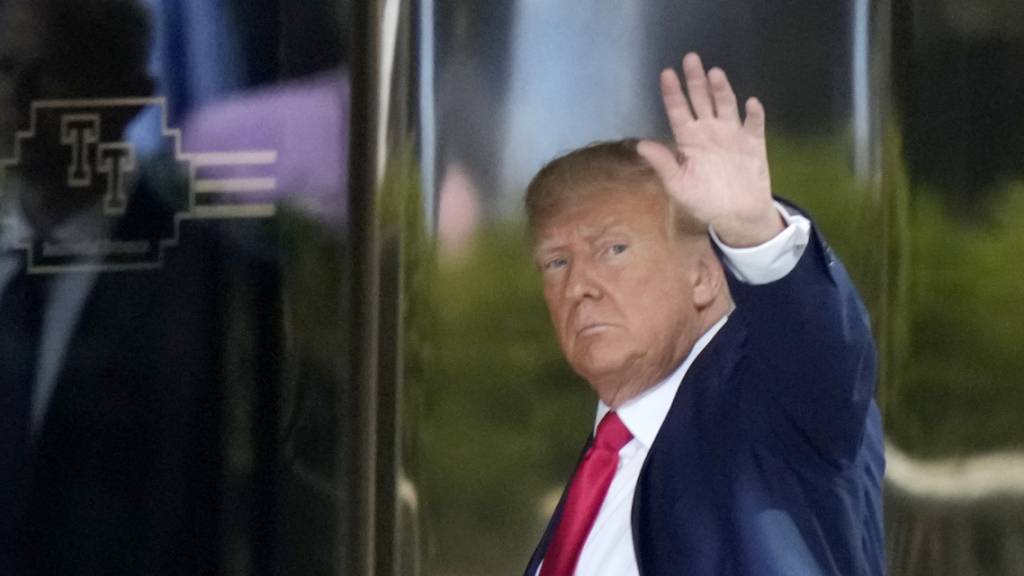 Ex-US-Präsident Donald Trump winkt, als er im Trump Tower in New York ankommt.