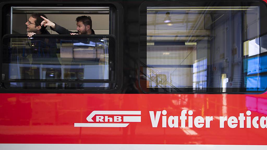 Zwischen Zernez und Zuoz im Engadin fahren vom 8. April bis 12. Mai keine Züge, da die Rhätische Bahn einen Tunnel erneuert. (Archivbild)