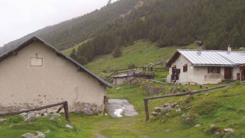 Umstrittenes Projekt: Der Schweizer Alpen-Club (SAC) möchte die Alp Sprella in der Val Mora in einem SAC Hütte umnutzen. Umweltverbände laufen gegen das Projekt Sturm und legen Bündner Verwaltungsgericht ein.