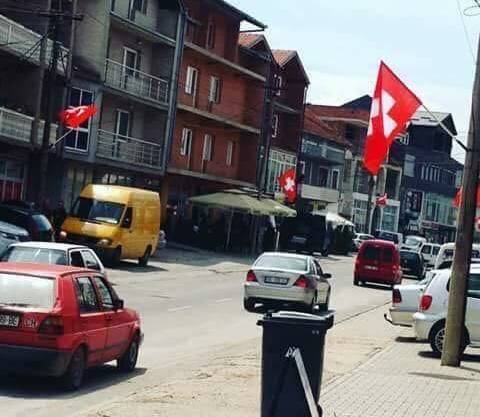 In Shaqiris Geburtsstadt hängen lauter Schweizer Fahnen ...