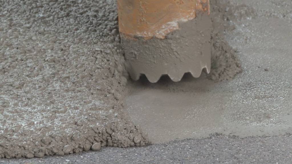 Beton ausgelaufen: In Kaisten verlor ein LKW während der Fahrt die Mischtrommel