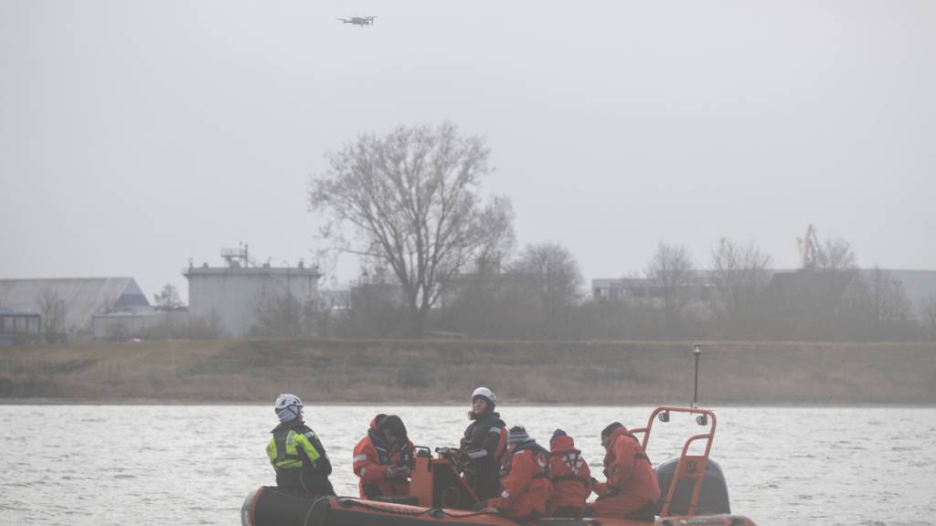 Umweltschützer lassen von einem Schlauchboot eine Drohne starten. Nach seiner zwischenzeitlichen Befreiung von einer Sandbank hängt der Buckelwal erneut fest. Foto: Philip Dulian/dpa