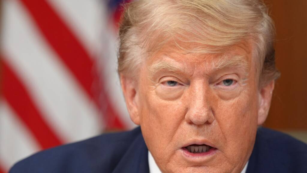 US-Präsident Donald Trump spricht während einer Kabinettssitzung in Camp David. Foto: Jacquelyn Martin/AP/dpa