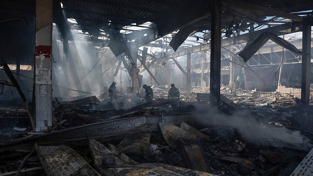 dpatopbilder - Rettungskräfte suchen nach dem Einschlag einer russischen Rakete in einen Supermarkt nach Opfern. Foto: Iryna Rybakova/AP/dpa