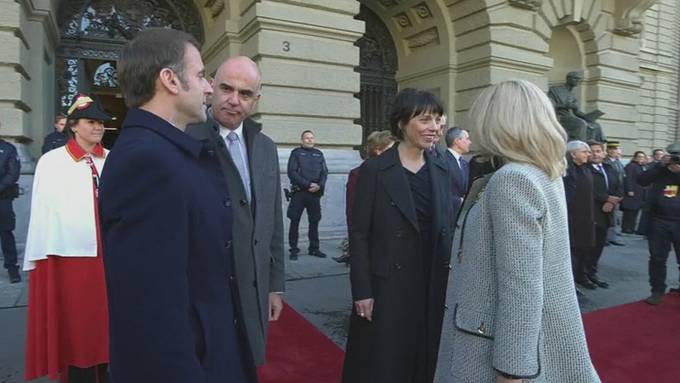 Macron tritt bei Staatsbesuch in Bern ins Fettnäpfchen