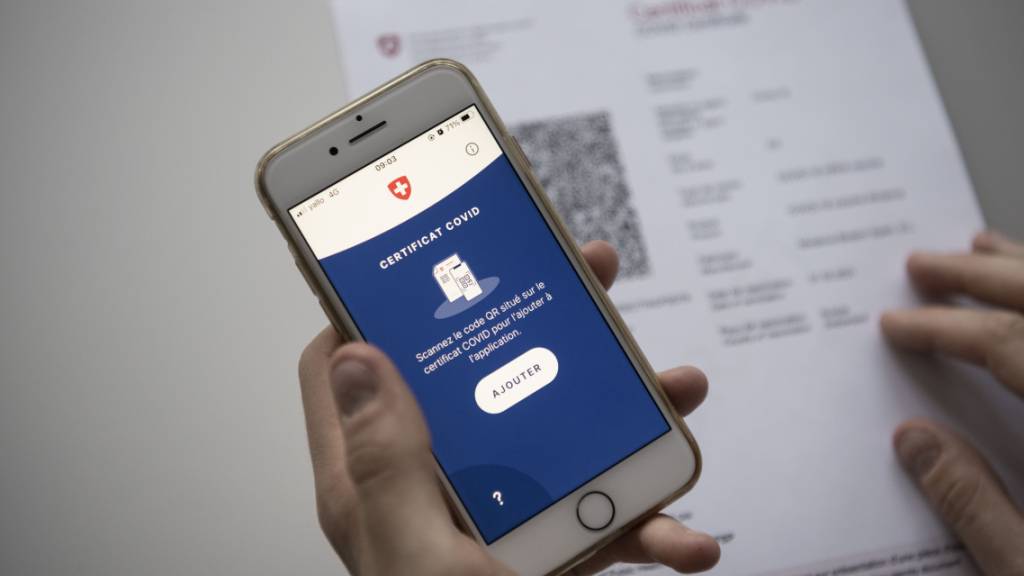 Das Schweizer Covid-Zertifikat auf Papier kann mittels einer App eingescannt und so auf das Mobiltelefon geladen werden. (Archivbild)