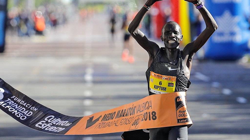 Abraham Kiptum bejubelt seinen Halbmarathon-Weltrekord in Valencia