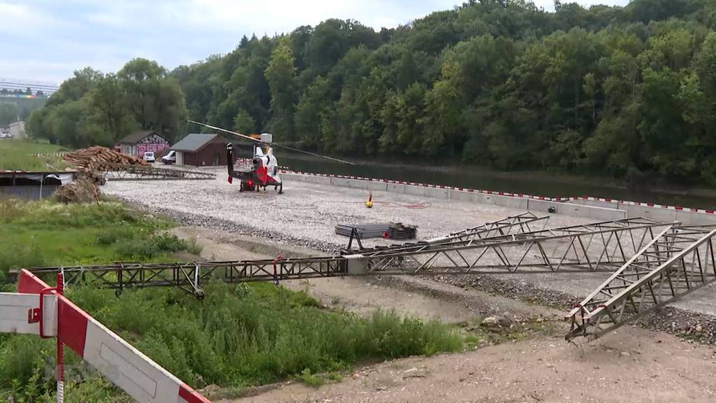 Helikoptereinsatz in Worblaufen: Strommasten machen der Renaturierung der Aare Platz