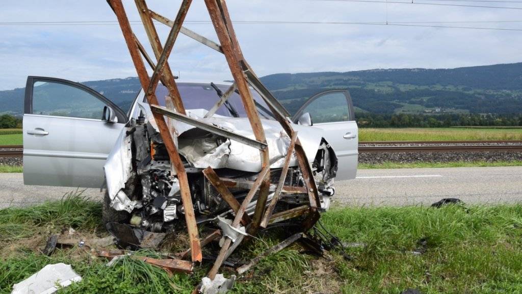 Bei einem Selbstunfall in Deitingen SO fuhr eine 33-jährige Frau frontal in einen Strommast.