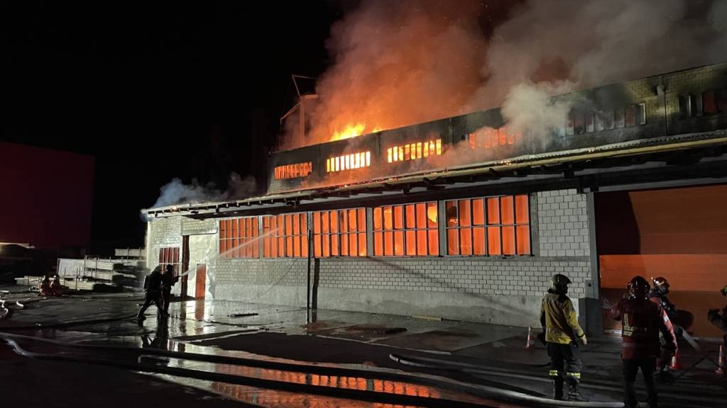 Als die Feuerwehr eintraf, stand die Lagerhalle in Fideris GR bereits in Vollbrand.