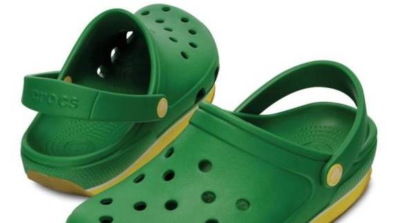 Crocs: Schuhe aus Plastic sind in jedem Fall ein Irrweg der Geschichte - der schlimmste ist allerdings jener der gelochten Gartensandale, deren eleganzbefreiter Anblick nicht einmal fabrikneu zu ertragen ist.
