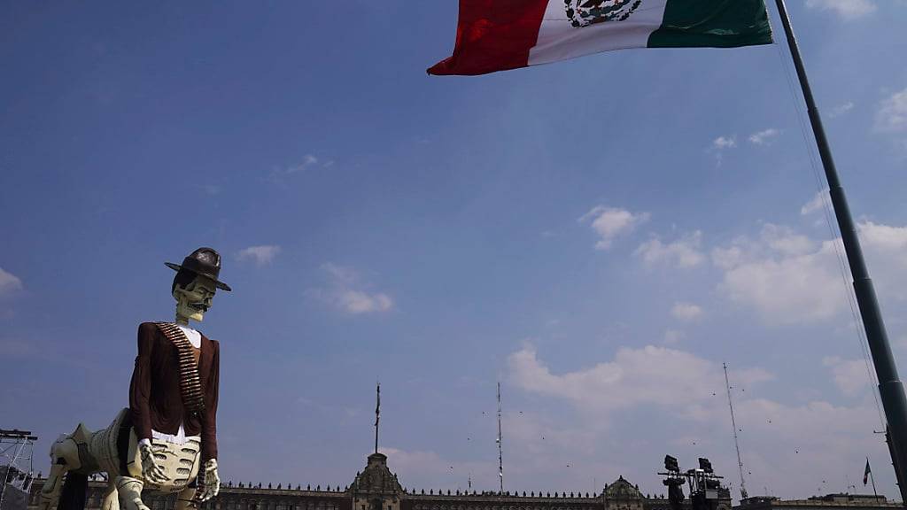 Eine Catrina-Figur in der Gestalt des mexikanischen Helden Pancho Villa steht auf dem Zocalo, dem Hauptplatz von Mexiko-Stadt. Foto: Marco Ugarte/AP/dpa