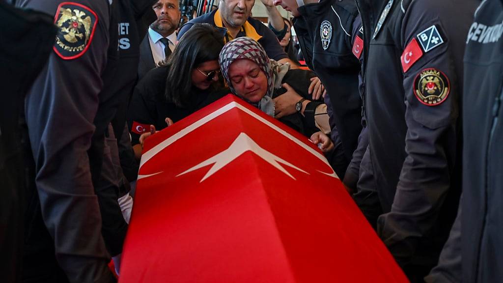 Angehörige von einem Mann, der bei einem Anschlag von PKK-Mitgliedern auf das Türkische Luft- und Raumfahrt (TUSAS) getötet wurde, trauern während einer Beerdigung in der Karsiyaka Moschee. Foto: Ali Unal/AP/dpa