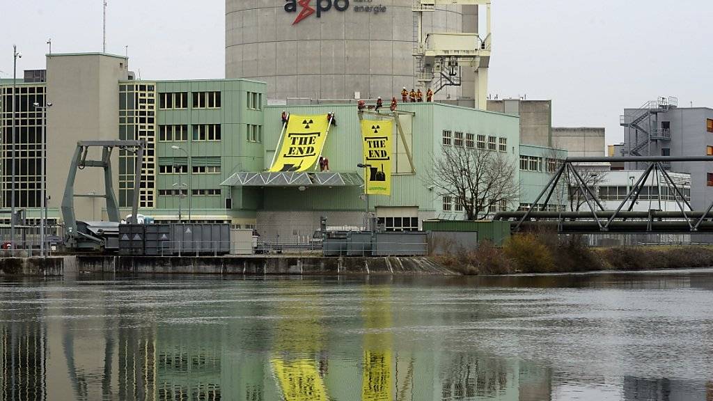 Die Laufzeit von Atomkraftwerken in der Schweiz soll nicht beschränkt werden. Im Bild das AKW Beznau mit Greenpeace-Transparenten. (Archiv).