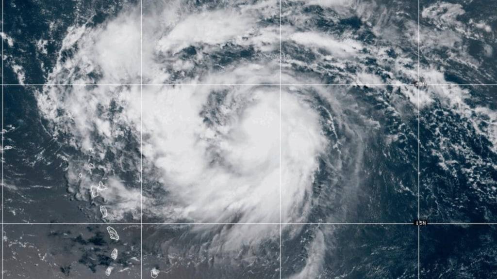 HANDOUT - Dieses von der NOAA zur Verfügung gestellte Satellitenbild zeigt den Hurrikan Erin. Foto: Uncredited/NOAA/AP/dpa - ACHTUNG: Nur zur redaktionellen Verwendung und nur mit vollständiger Nennung des vorstehenden Credits