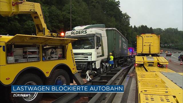 LKW-Unfall verursacht kilometerlangen Stau beim Baregg