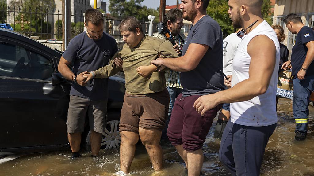 Die Zahl der Todesopfer der durch sintflutartige Regenfälle verursachten Überschwemmungen in Zentralgriechenland ist weiter gestiegen. Foto: Yorgos Karahalis/dpa