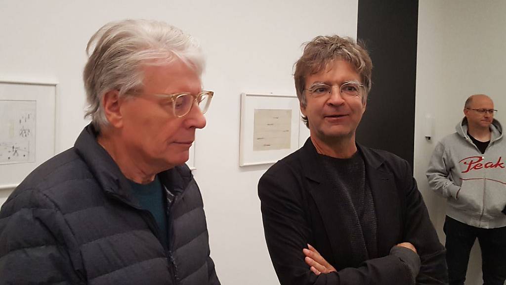 Das Bündner Kunstmuseum zeigt erstmals eine Ausstellung von Roman Signer mit Skizzen im Mittelpunkt. Der Künstler (links) im Bild mit Stephan Kunz, Co-Direktor des Kunstmuseums in Chur.