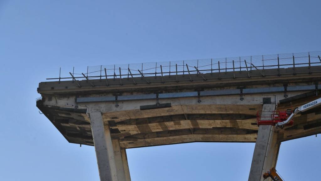 Während eines Unwetters war ein Teil der Autobahnbrücke vor einem Jahr abgebrochen. Zahlreiche Fahrzeuge stürzten in die Tiefe, Dutzende Menschen starben. (Archivbild)