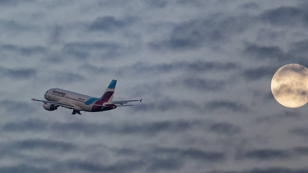 Die dänische Regierung will eine Passagierabgabe von durchschnittlich 100 Kronen (rund 12,90 Franken) pro Flugreise einführen. Mit dem Geld sollen die Umstellung der Luftfahrtbranche auf umweltfreundliche Antriebe gefördert werden. (Symbolbild)