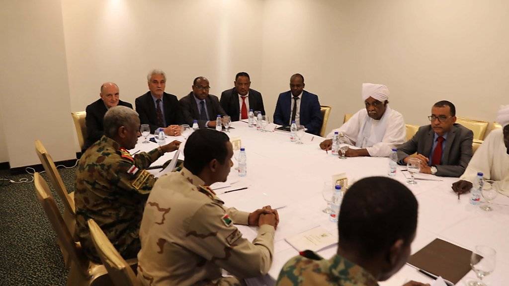 Vertreter des sudanesischen Militärrats und der Protestbewegung an einem Tisch auf der Suche nach einer neuen Regierung für das nordostafrikanische Land. (Archivbild)