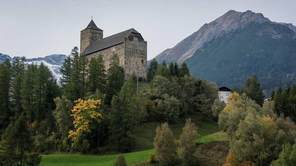 Durch die Stiftung Nova Fundaziun Origen wird die Burg Riom für kulturelle Zwecke genutzt.