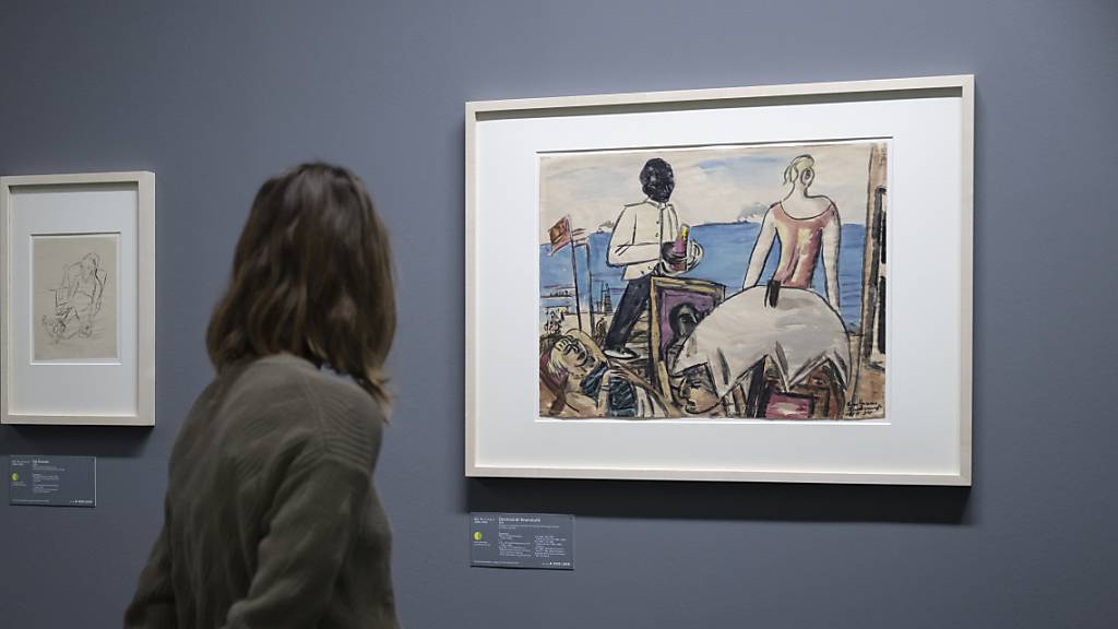 Eine Frau betrachtet das Werk «Zandvoort Strandcafe, 1934» des deutschen Malers Max Beckmann im Berner Kunstmuseum. Das Haus konnte im vergangenen Jahr wieder an die Besucherzahlen vor der Coronapandemie anknüpfen. (Archivbild)