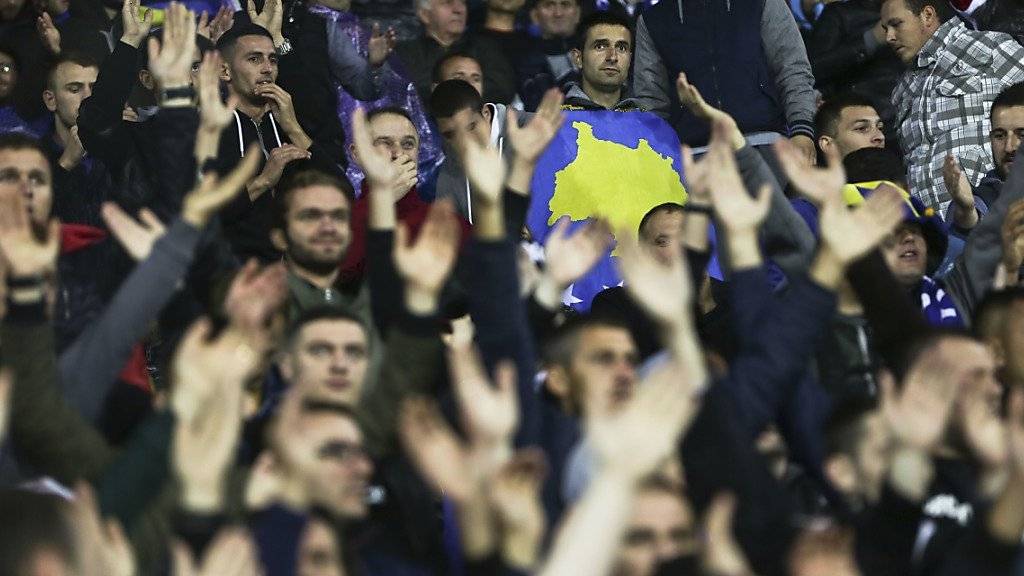 Fans von Kosovo sollen rassistische Gesänge zelebriert haben