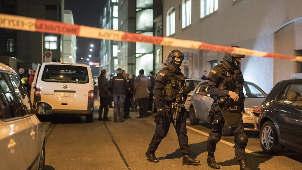 Der 24-Jährige, der im Dezember 2016 in einer Moschee in der Nähe des Zürcher Hauptbahnhofs um sich geschossen hatte, war gemäss Staatsanwaltschaft ein Einzeltäter und hatte keine islamfeindliche Absicht. Sie hat das Verfahren gegen ihn eingestellt. (Archivbild)