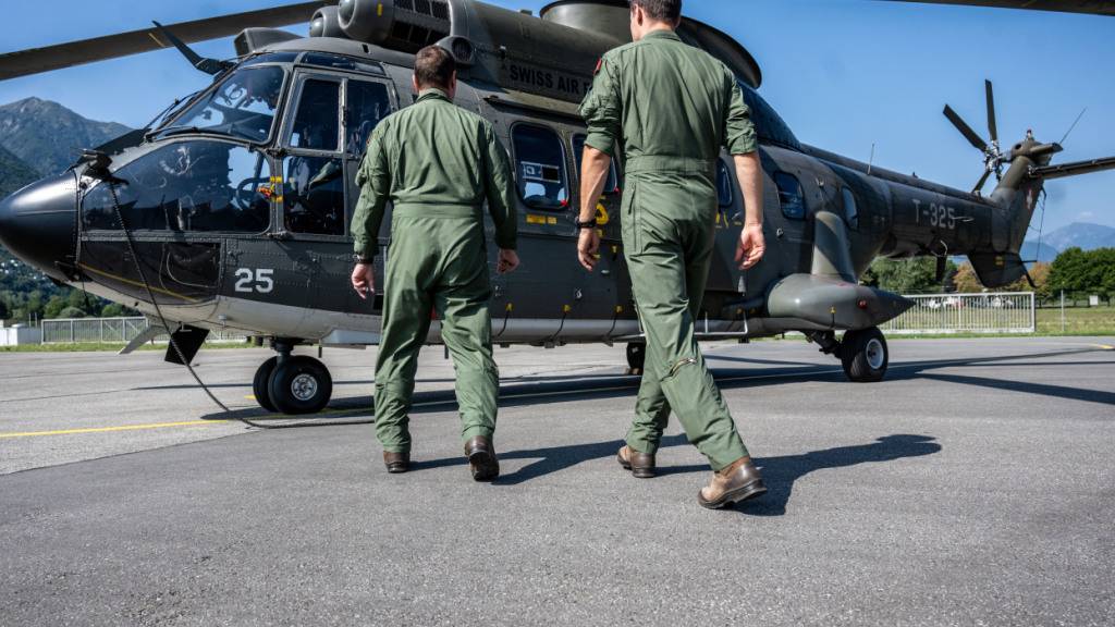 Drei Super-Puma-Helikopter mit 22 Einsatzkräften hoben am Dienstag von Locarno in Richtung Korsika ab. (Archivbild)