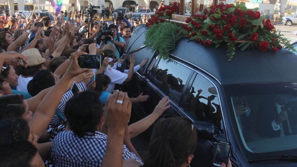 Abschied von einer Legende: Tausende Menschen säumen die Strasse, als die Urne mit der Asche von Sänger Juan Gabriel durch Ciudad Juárez gefahren wird.