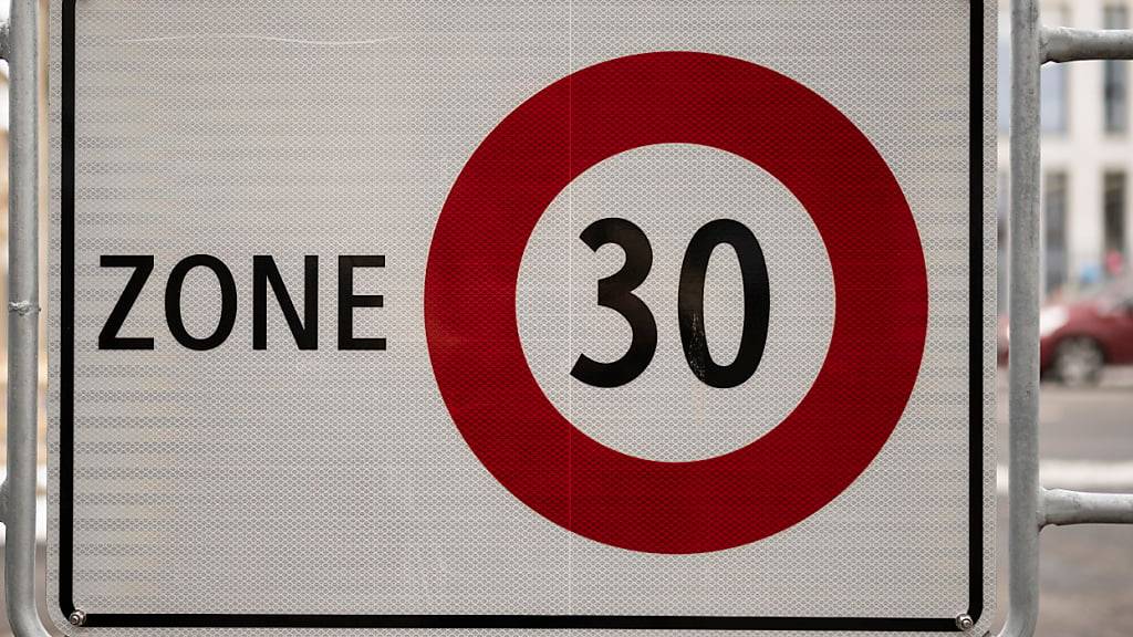 Ein 16-jähriger Autolenker ist anfangs März mit 84 km/h durch eine 30er-Zone in Biel gerast. (Archivbild)