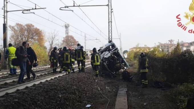 Kleinbus in Italien von Zug erfasst - Junge tot