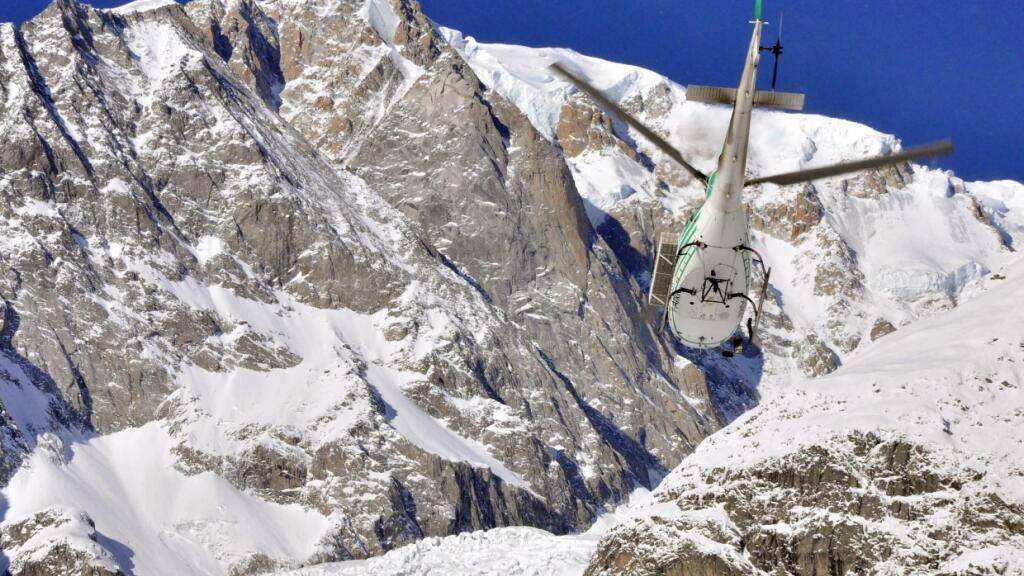 ARCHIV - Ein Hubschrauber der Bergwacht ist auf dem Weg zu einem Fundort in den Bergen. Foto: Thierry Pronesti/ANSA/AP/dpa (Archivbild)