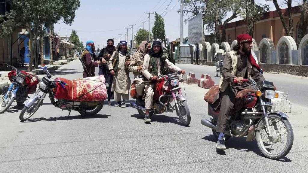 Anhänger der militant-islamistischen Taliban patrouillieren in der Stadt Gasni im Osten Afghanistans.