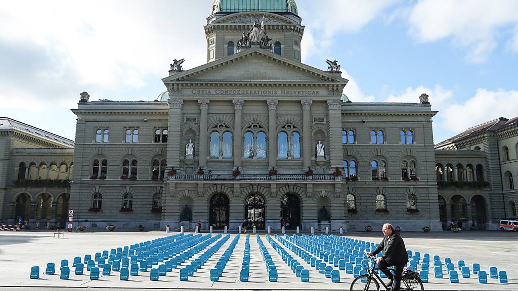 Mit einer Schulrucksack-Installation auf dem Bundesplatz in Bern macht Unicef darauf aufmerksam, dass 473 Millionen Kinder keinen Zugang zur Schule haben.